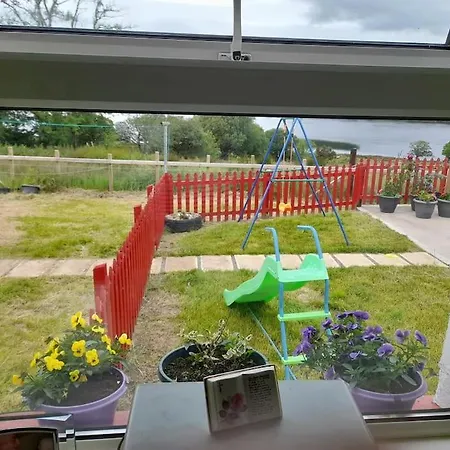 בית נופש Granny's Cottage, A Lovely Lakeside *