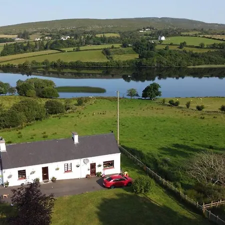 Granny's Cottage, A Lovely Lakeside Holiday home *