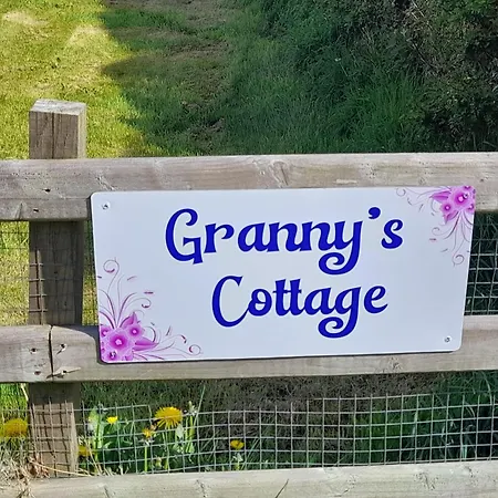 Granny's Cottage, A Lovely Lakeside 度假居 *