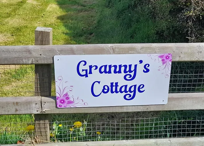 Granny's Cottage, A Lovely Lakeside Holiday home *
